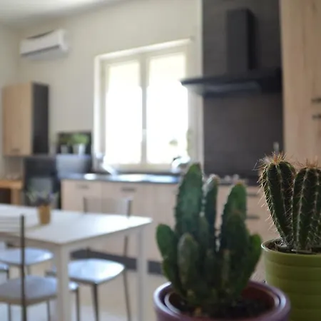 La Via Di Casa Сан-Леоне